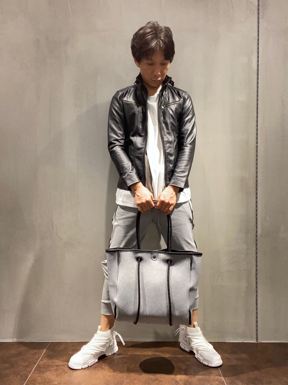 グレー系のその他パンツ、グレー系のトートバッグ、ホワイト系のTシャツ/カットソーを着用したメンズの夏コーディネートの1枚目の写真