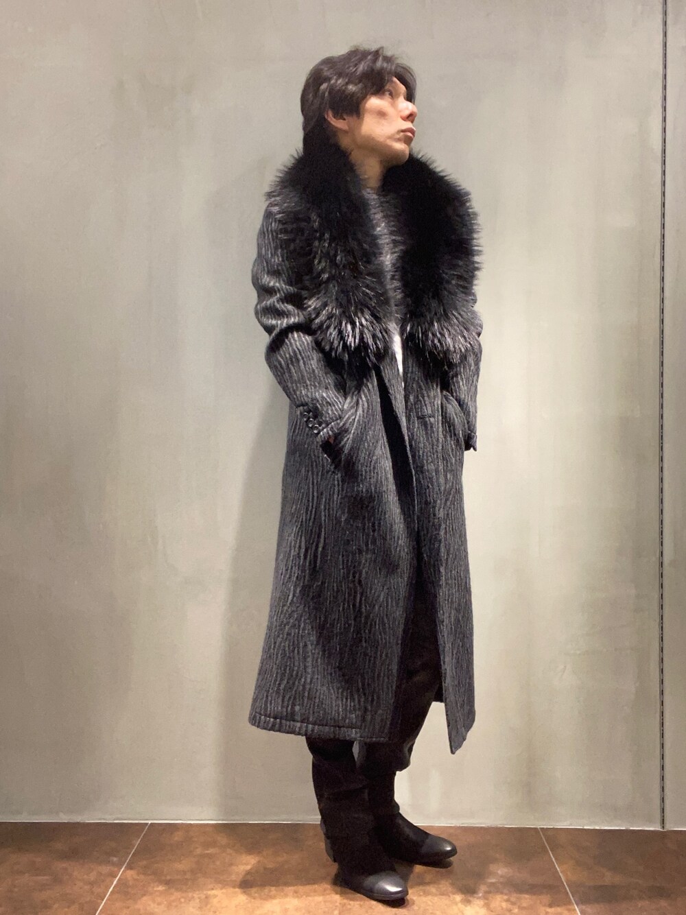 ブラック系のドレスシューズ、ブラック系のデニムパンツを着用したメンズの秋コーディネートの1枚目の写真