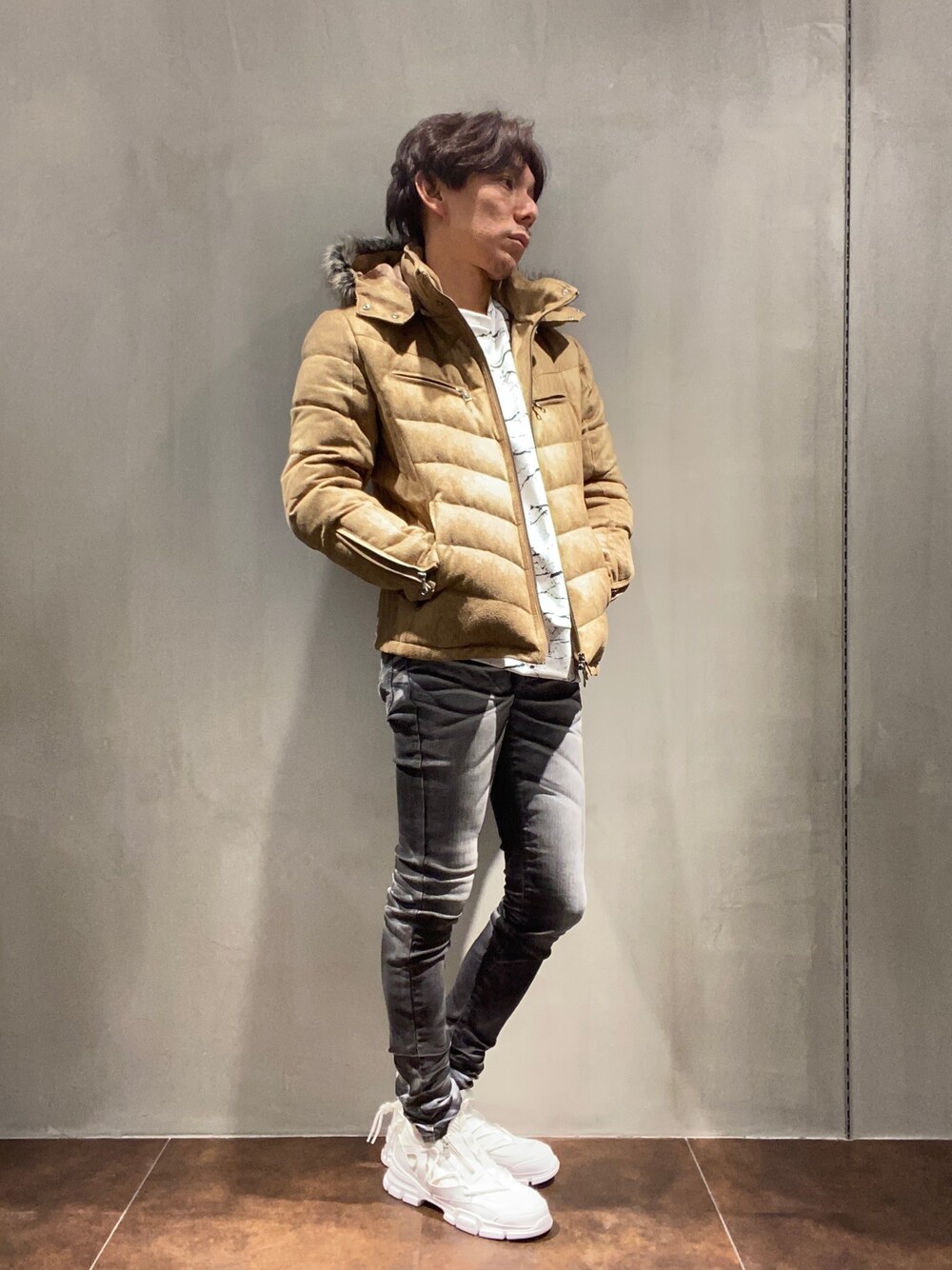 イエロー系のブルゾン、ホワイト系のTシャツ/カットソー、ホワイト系のドレスシューズを着用したメンズの冬コーディネートの1枚目の写真