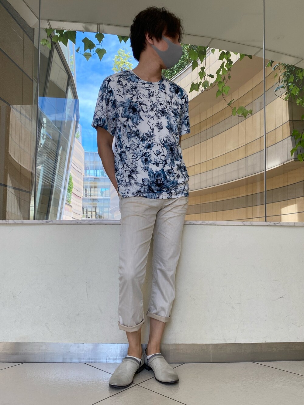 ブルー系のTシャツ/カットソー、ベージュ系のその他パンツ、グレー系のスリッポンを着用したメンズの春コーディネートの1枚目の写真