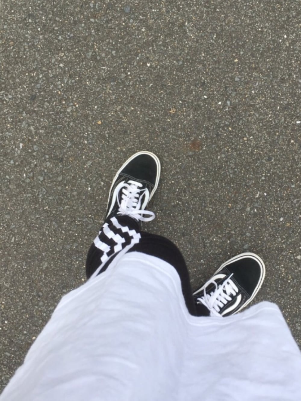 「guess、Tshirts、adidas、originals、VANS、oldskool、white、black、mystyle、ootd」｜「VANSのVANS ヴァンズ VN-0D3HY28 OLD SKOOL BLACK（スニーカー、ブラック系）」を使った、yuika®︎さん（レディース・158cm）の夏コーディネートの1枚目の写真