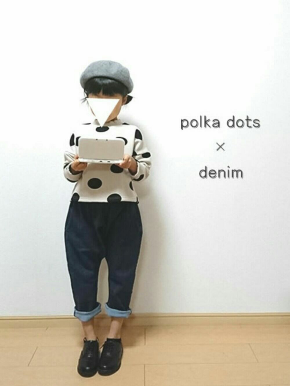 ブルー系のデニムパンツ、ベージュ系のスウェット、その他のその他を着用したキッズの冬コーディネートの1枚目の写真