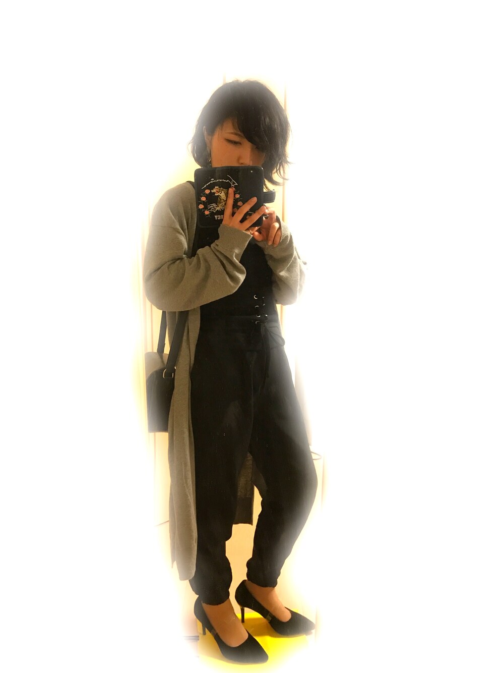 ブラック系のタンクトップ、ブラック系のその他パンツ、グレー系のカーディガン/ボレロを着用したレディースの春コーディネートの1枚目の写真