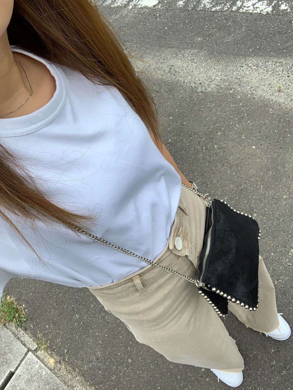 「休日スタイル、パンツスタイル、シンプル、ワイドパンツ、ラクチンコーデ」｜「UNIQLOのクルーネックT（半袖）（Tシャツ/カットソー、ホワイト系）」を使った、harumaさん（レディース・162cm）の秋コーディネートの1枚目の写真
