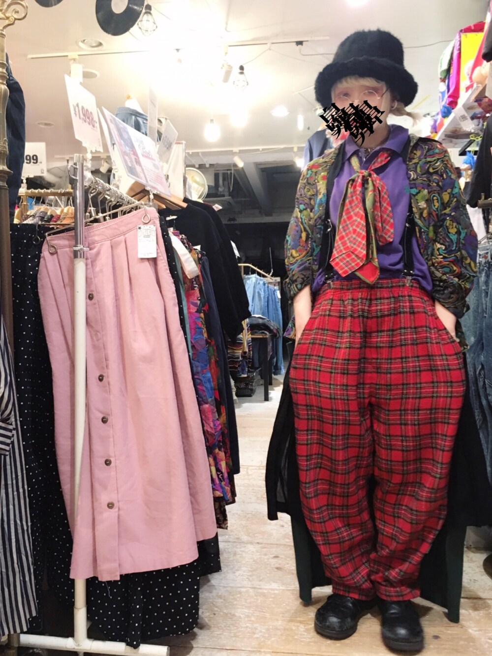 「used、古着、ラルフ、丸メガネ、ネクタイ、ファーハット、ベリーボタン、タータンチェック、柄物、柄シャツ」｜「BellyButtonのアイテム（シューズ、ブラック系）」を使った、湯さん（レディース・153cm）の冬コーディネートの1枚目の写真