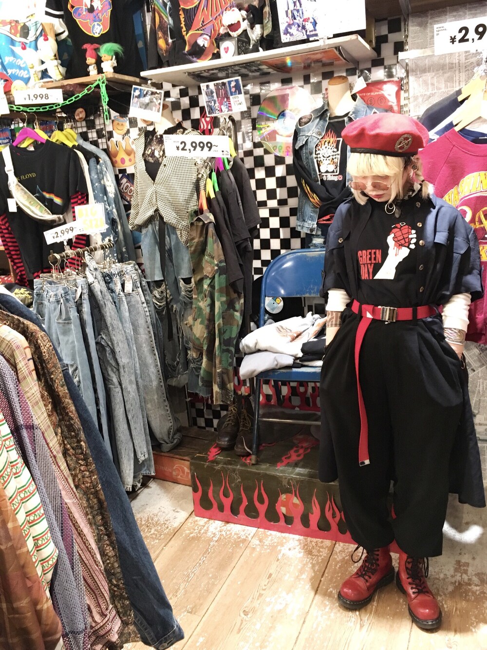 「used、古着、ドクターマーチン、ベレー帽、特攻服、バンドT、まるサングラス、ガチャベルト、スラックス、パンツスタイル」｜「Dr. Martensのアイテム（シューズ、レッド系）」を使った、湯さん（レディース・153cm）の春コーディネートの1枚目の写真