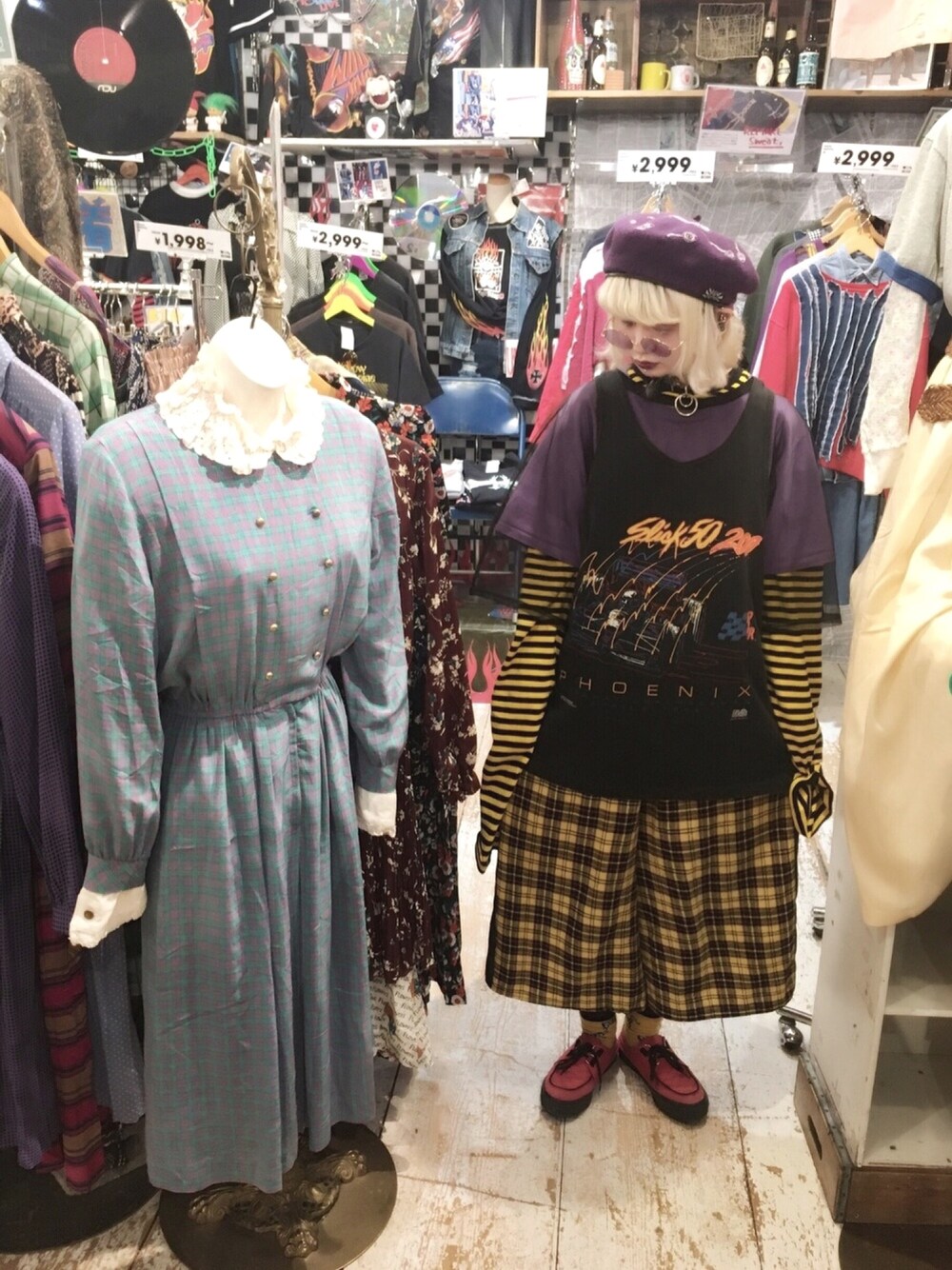 「used、古着、チェック、ワイドパンツ、ベレー帽、ボーダーロンT、カラーサングラス、まるサングラス、キイロ、むらさき」｜「usedのアイテム（トップス、その他）」を使った、湯さん（レディース・153cm）の春コーディネートの1枚目の写真
