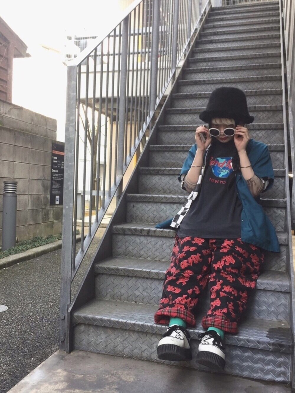 「used、古着、ハードロックカフェ、チェッカーフラッグ、休日スタイル、パジャマパンツ、ラバーソール、ファーハット、ゆるコーデ、サングラス」｜「古着のアイテム（トップス、その他）」を使った、湯さん（レディース・153cm）の春コーディネートの1枚目の写真