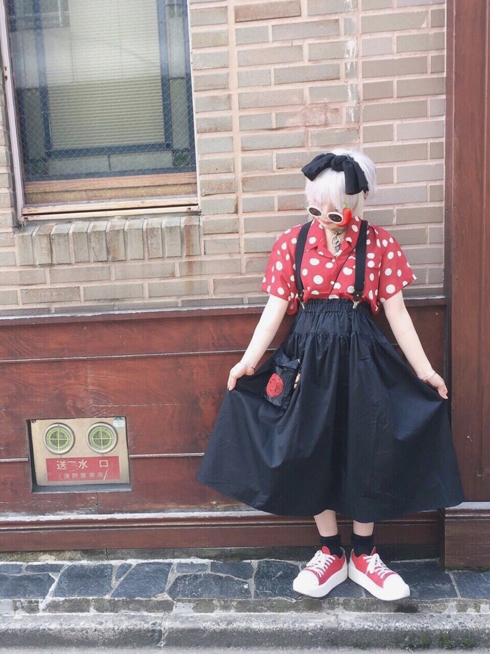 「used、古着、ミニー、ディズニー、おすすめ、柄シャツ、Tokyo bopper」｜「TOKYO BOPPERのアイテム（スニーカー、レッド系）」を使った、湯さん（レディース・153cm）の春コーディネートの1枚目の写真