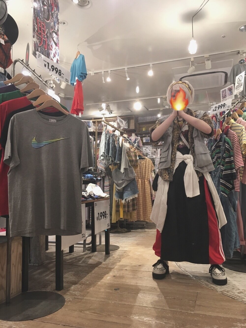 「ootd、used、古着、ジャージ、スリット、ラバーソール、ストリートファイターTシャツ、サスペンダー、ヘアバンド、ひょうがら」｜「全部古着のアイテム（トップス、その他）」を使った、湯さん（レディース・153cm）の夏コーディネートの1枚目の写真