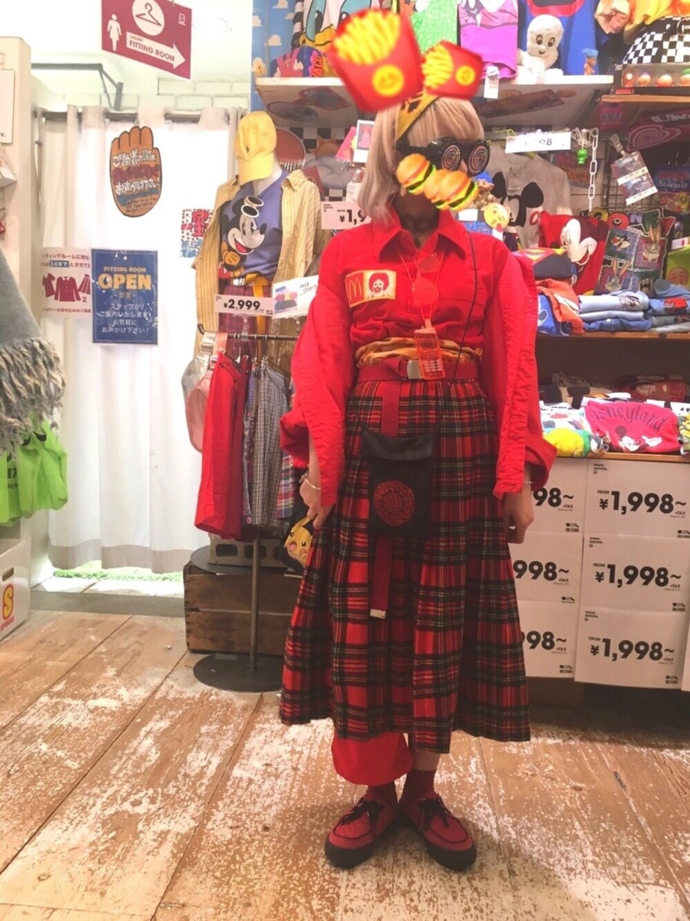 「ootd、古着、used、赤、ワントーンコーデ、ミミズバーガー、タータンチェック、ヘアバンド、めがね、ファーストフード」｜「ファーストフードのアイテム（トップス、レッド系）」を使った、湯さん（レディース・153cm）の夏コーディネートの1枚目の写真