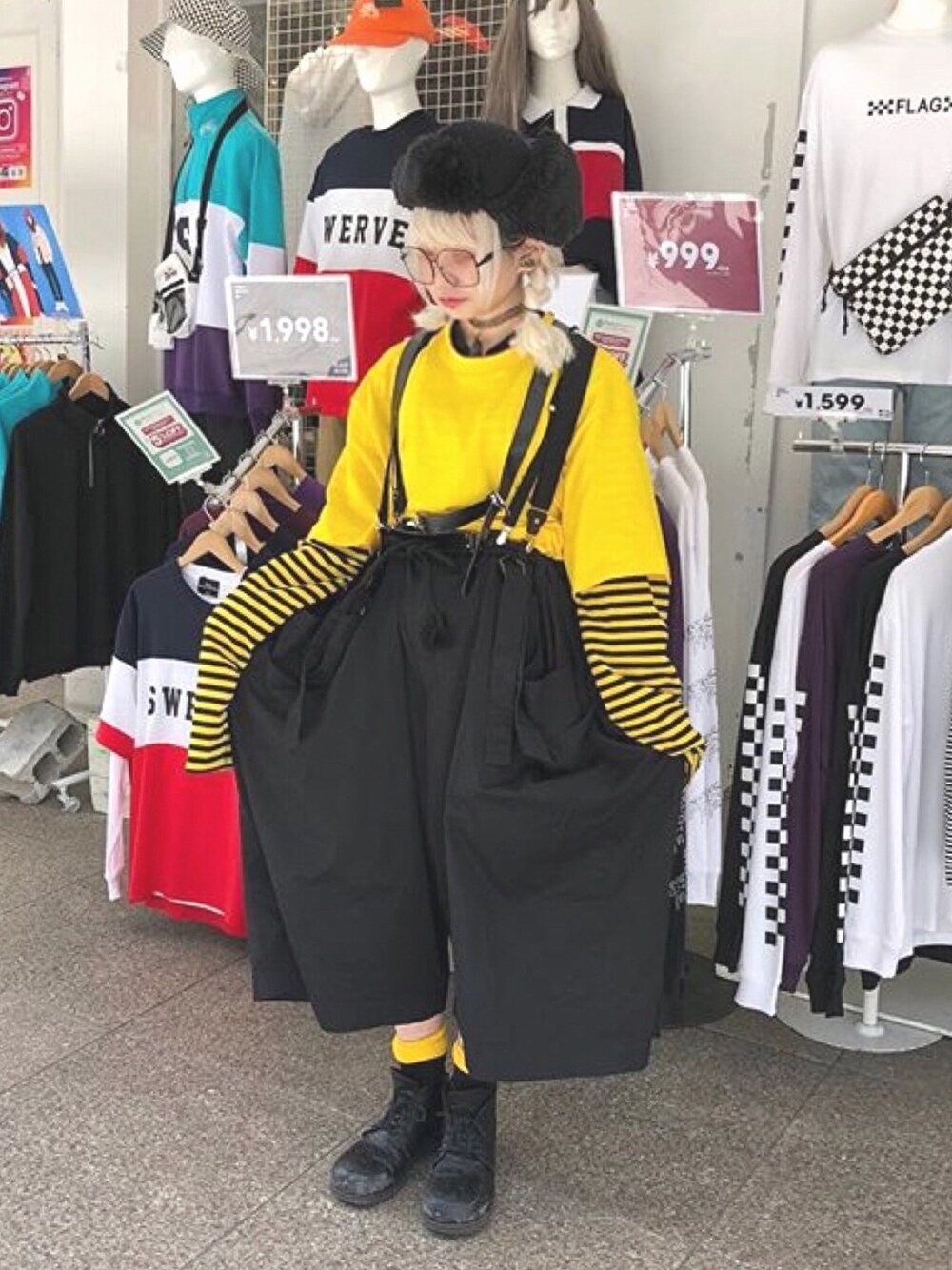 「used、古着、ワイドパンツ、シンプル、パンツスタイル、ゆるコーデ、ビックシルエット、黒、ボーダー」｜「BellyButtonのアイテム（スニーカー、ブラック系）」を使った、湯さん（レディース・153cm）の春コーディネートの1枚目の写真