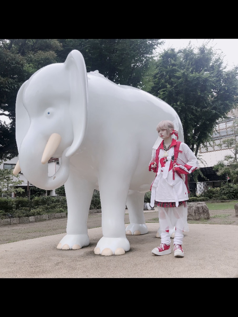 「夏コーデ、ゆるコーデ、休日スタイル、白Tシャツ、ootd、オーバーサイズ、シースルー、網タイツ、リュック、ジャージ」｜「themongolianchoppsssのアイテム（レッグウェア、レッド系）」を使った、湯さん（レディース・153cm）の夏コーディネートの1枚目の写真