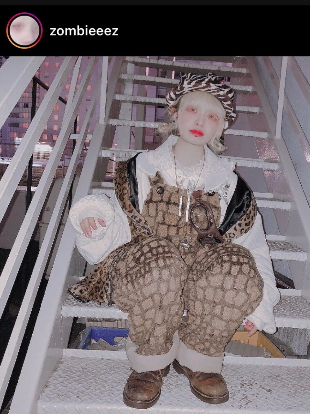 「秋コーデ、オーバーサイズ、オーバーオール、used、古着、ボア、アニマル柄、ベスト、秋服、レオパード」｜「Instagramのhttps://www.instagram.com/zombieeez（トップス、その他）」を使った、湯さん（レディース・153cm）の秋コーディネートの1枚目の写真