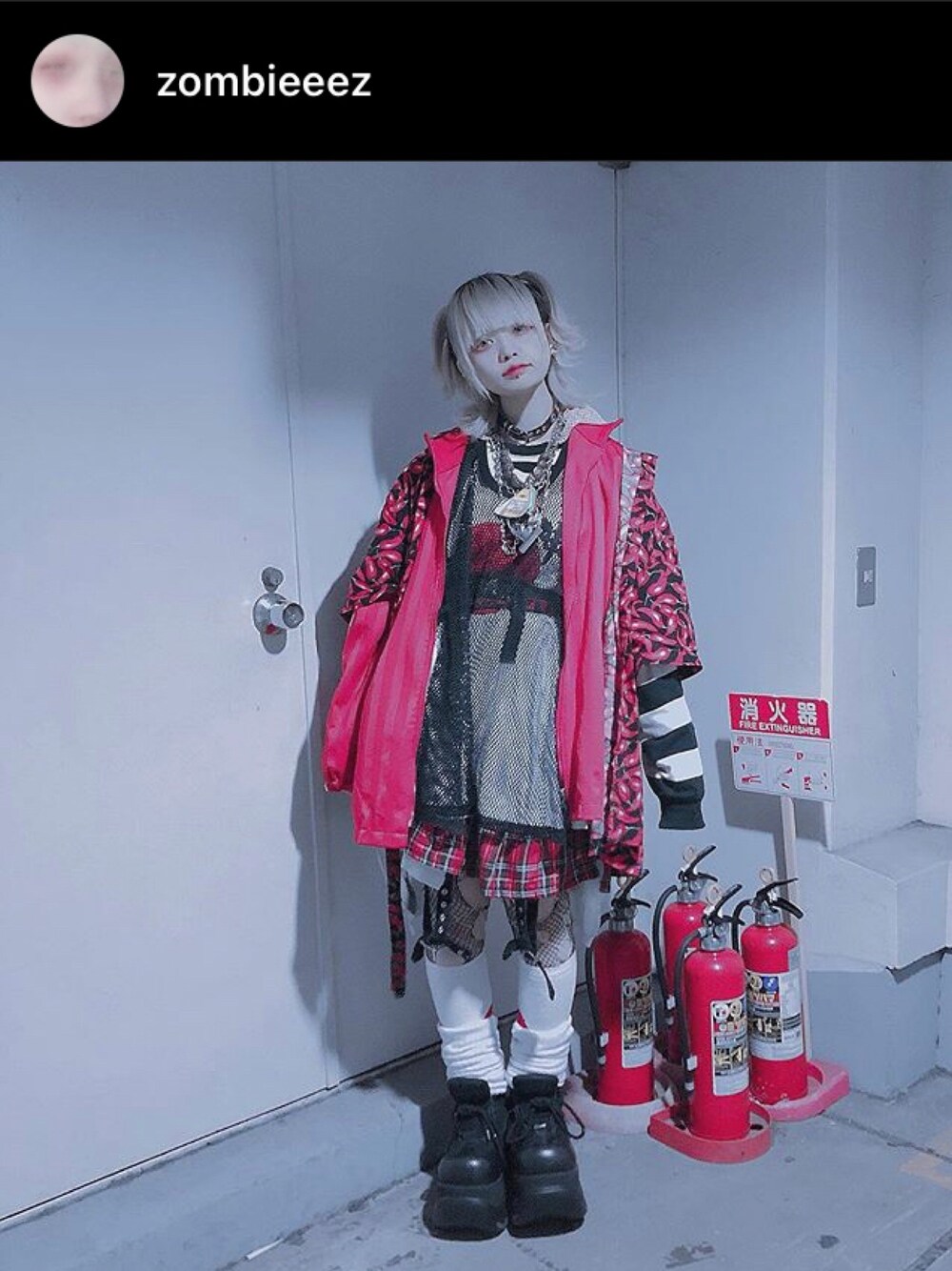 「used、古着、ジャージ、ボーダー、厚底シューズ、網タイツ、ハーネス、レイヤードスタイル、メッシュタンク」｜「Instagramのhttps://www.instagram.com/zombieeez（トップス、その他）」を使った、湯さん（レディース・153cm）の秋コーディネートの1枚目の写真