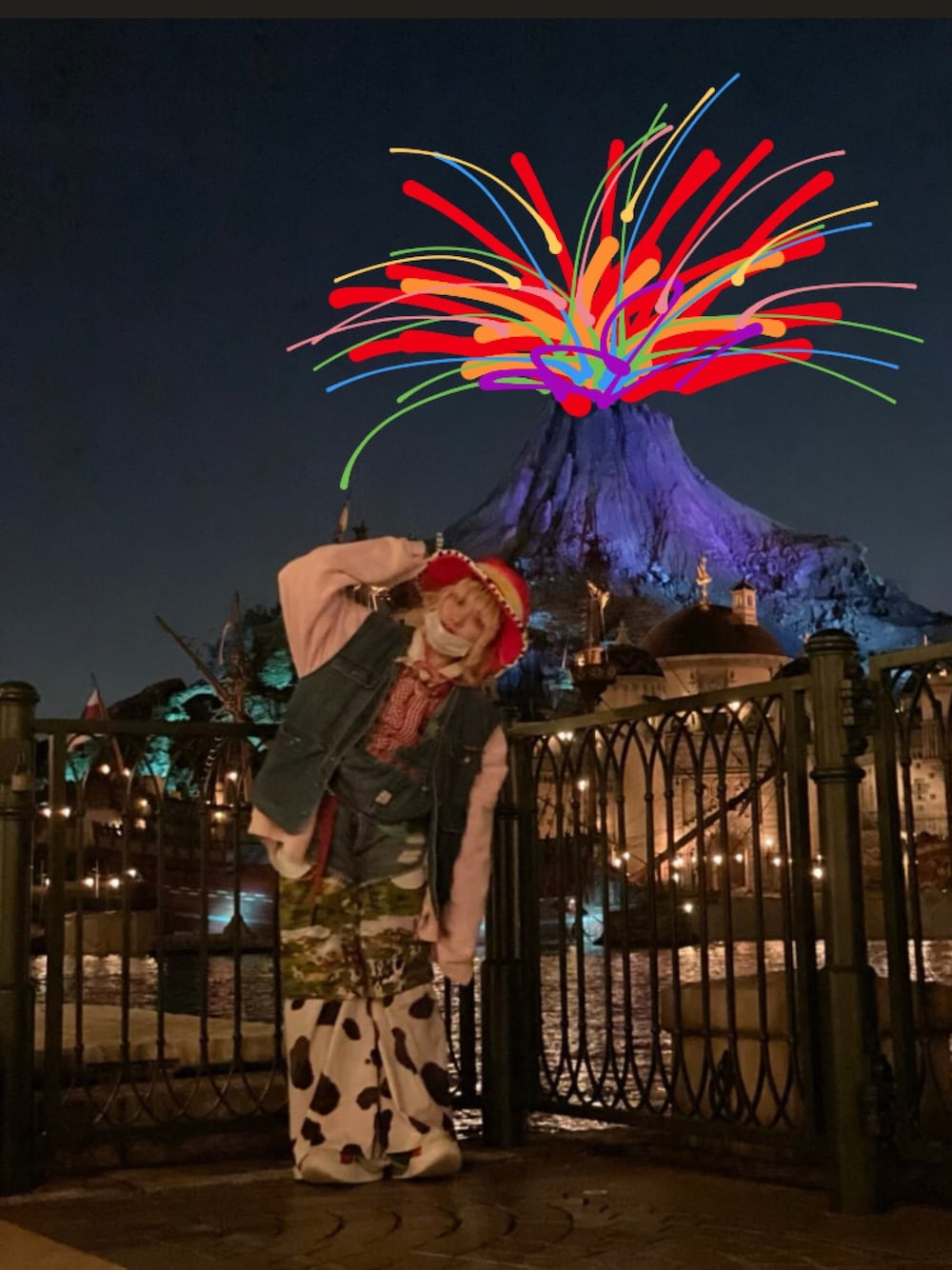 「冬コーデ、ジェシー、オーバーサイズ、ベスト、デニム、牛柄、レイヤードスタイル、disney、ディズニー」｜「TOKYO BOPPERのアイテム（シューズ、レッド系）」を使った、湯さん（レディース・153cm）の冬コーディネートの1枚目の写真