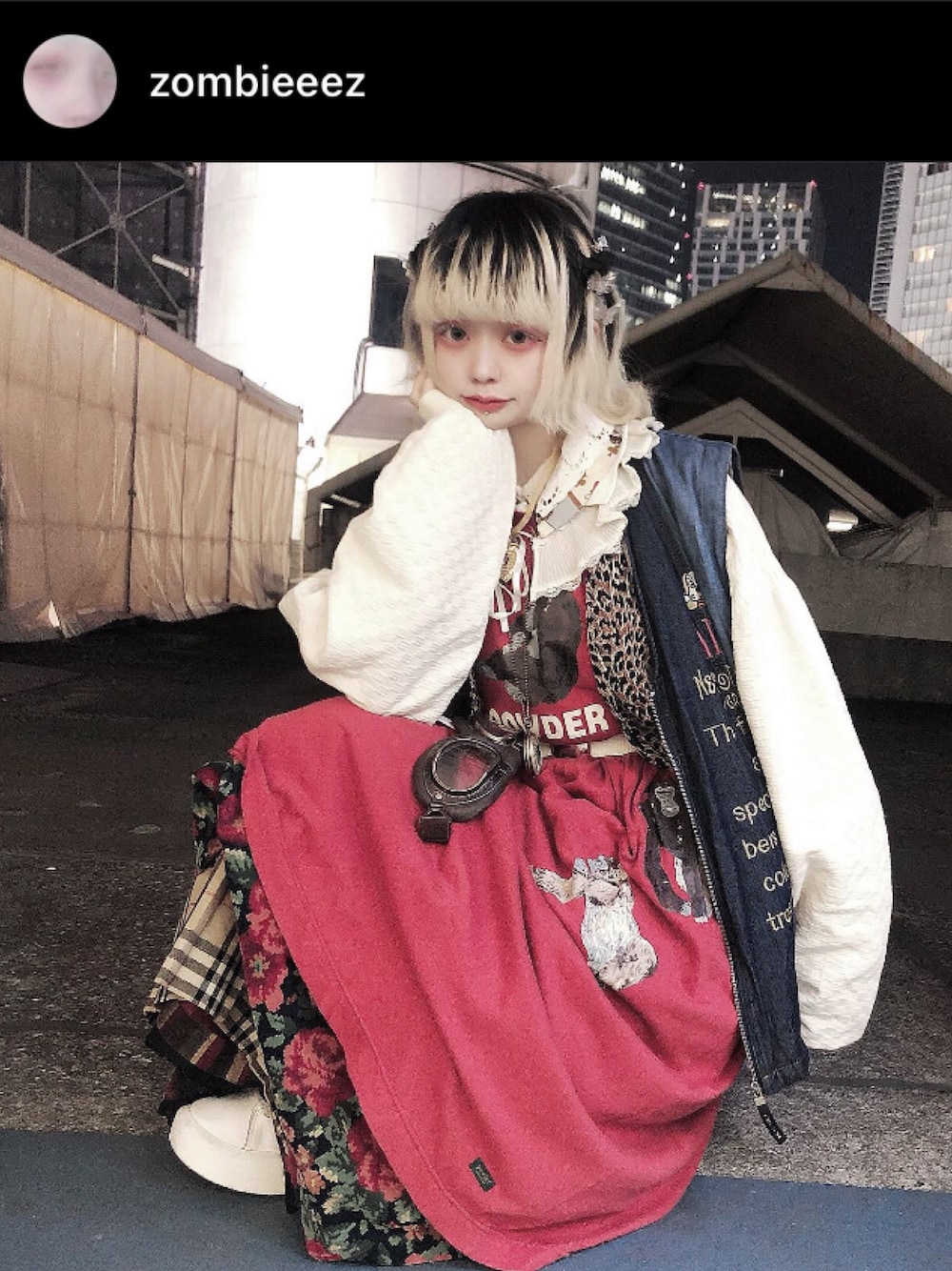 「冬コーデ、レイヤードスタイル、used、古着、ベスト、ビッグシルエット、ワンピース、ロングスカート、スニーカー、厚底シューズ」｜「TOKYO BOPPERのアイテム（シューズ、ホワイト系）」を使った、湯さん（レディース・153cm）の冬コーディネートの1枚目の写真