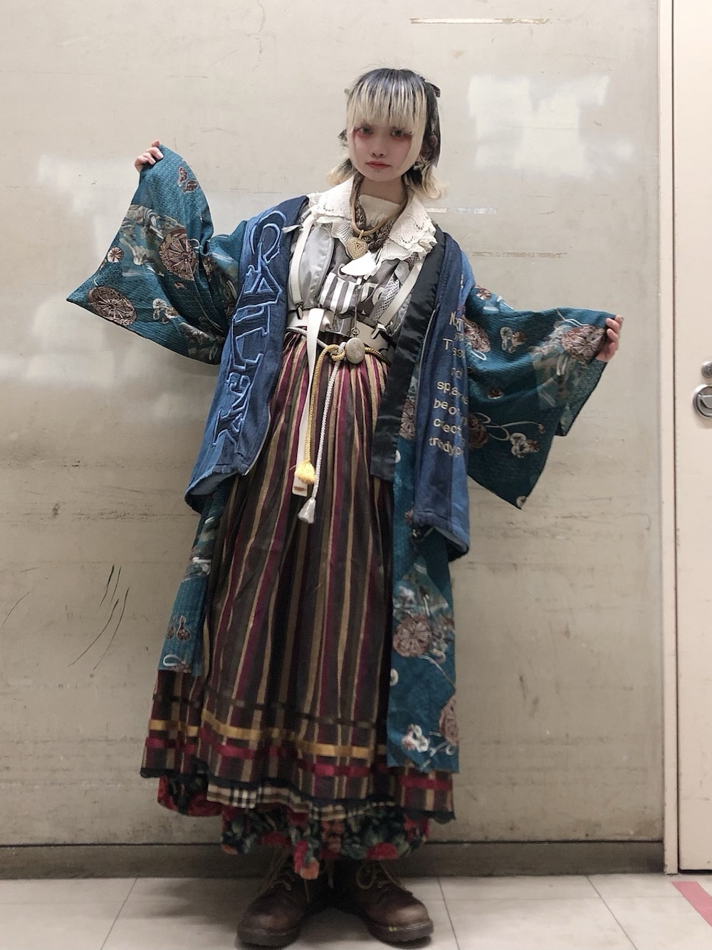 「オーバーサイズ、レイヤード、スカート、古着、used、羽織り、フィッシングベスト、レイヤードスタイル、懐中時計、ガチャベルト」｜「Dr. Martensのアイテム（シューズ、ブラウン系）」を使った、湯さん（レディース・153cm）の冬コーディネートの1枚目の写真