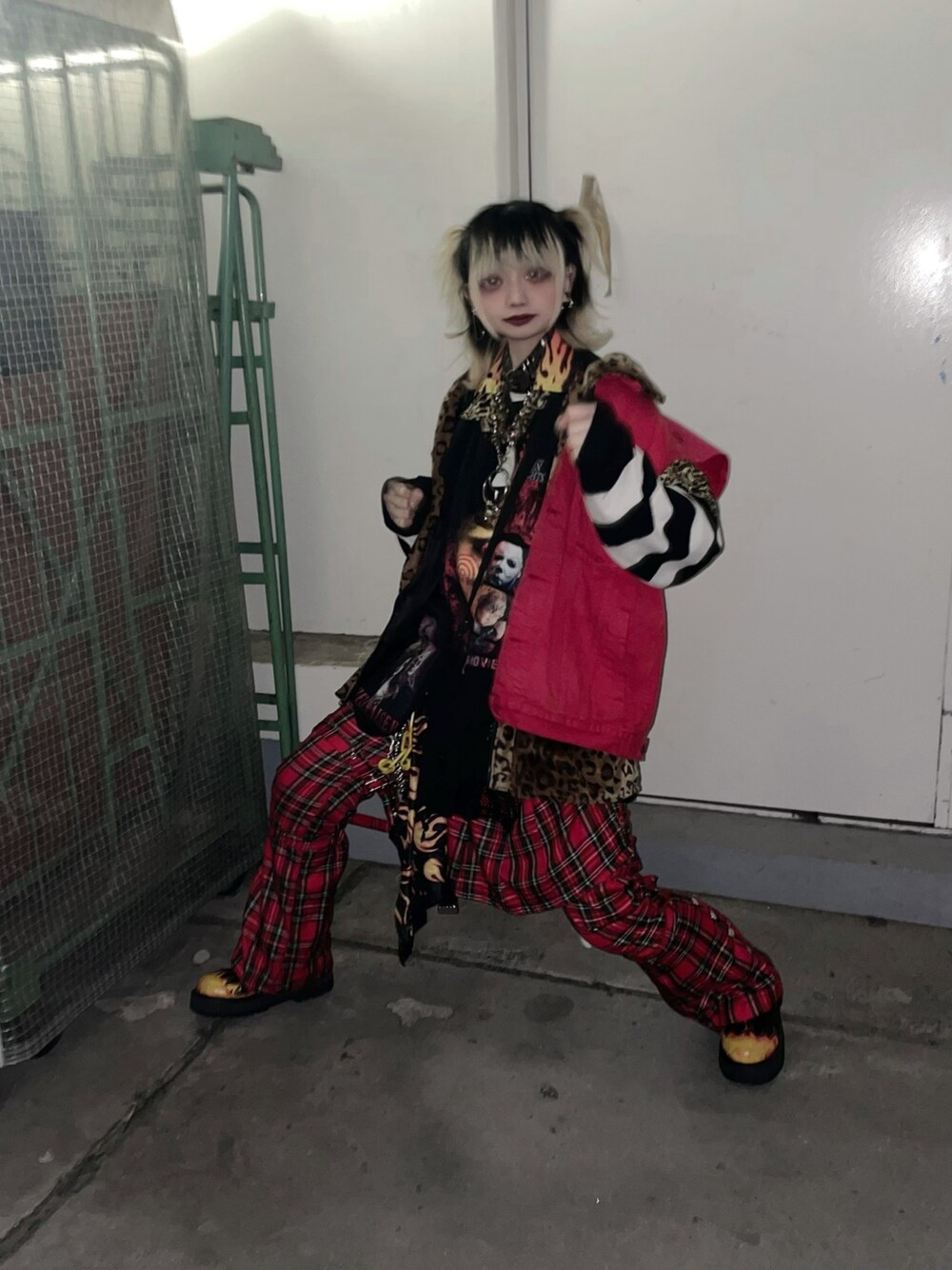 「パンツスタイル、フレアパンツ、ボンテージパンツ、デニムベスト、used、古着、レイヤードスタイル、ファイヤーパターン、タータンチェック、ボーダー」｜「Instagramのhttps://www.instagram.com/zombieeez（トップス、その他）」を使った、湯さん（レディース・153cm）の冬コーディネートの1枚目の写真