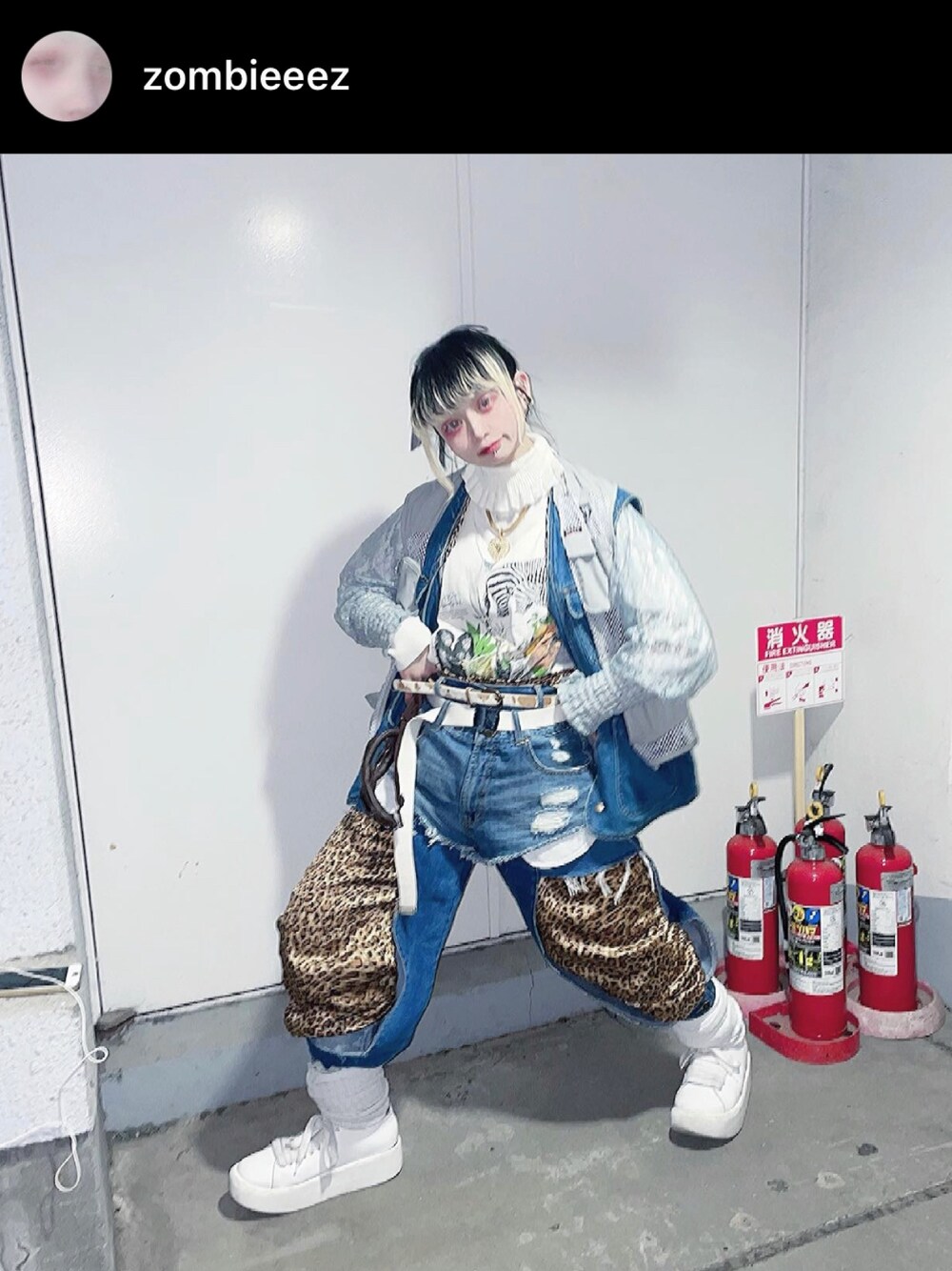「古着、used、デニム、denim、セットアップ、フィッシングベスト、アニマル柄、ベスト、レイヤードスタイル」｜「TOKYO BOPPERのアイテム（シューズ、ホワイト系）」を使った、湯さん（レディース・153cm）の春コーディネートの1枚目の写真