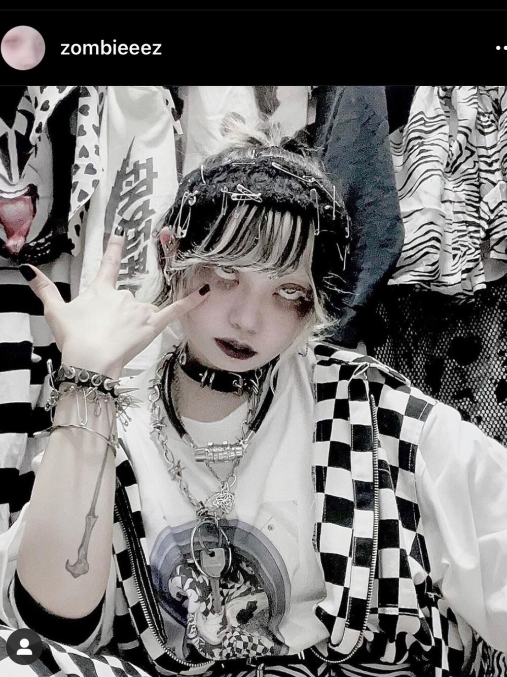 「ラフ、古着MIX、used、古着、モノトーン、つなぎ、リメイク、ブラック、パンツスタイル」｜「Instagramのhttps://www.instagram.com/zombieeez（トップス、その他）」を使った、湯さん（レディース・153cm）の春コーディネートの1枚目の写真