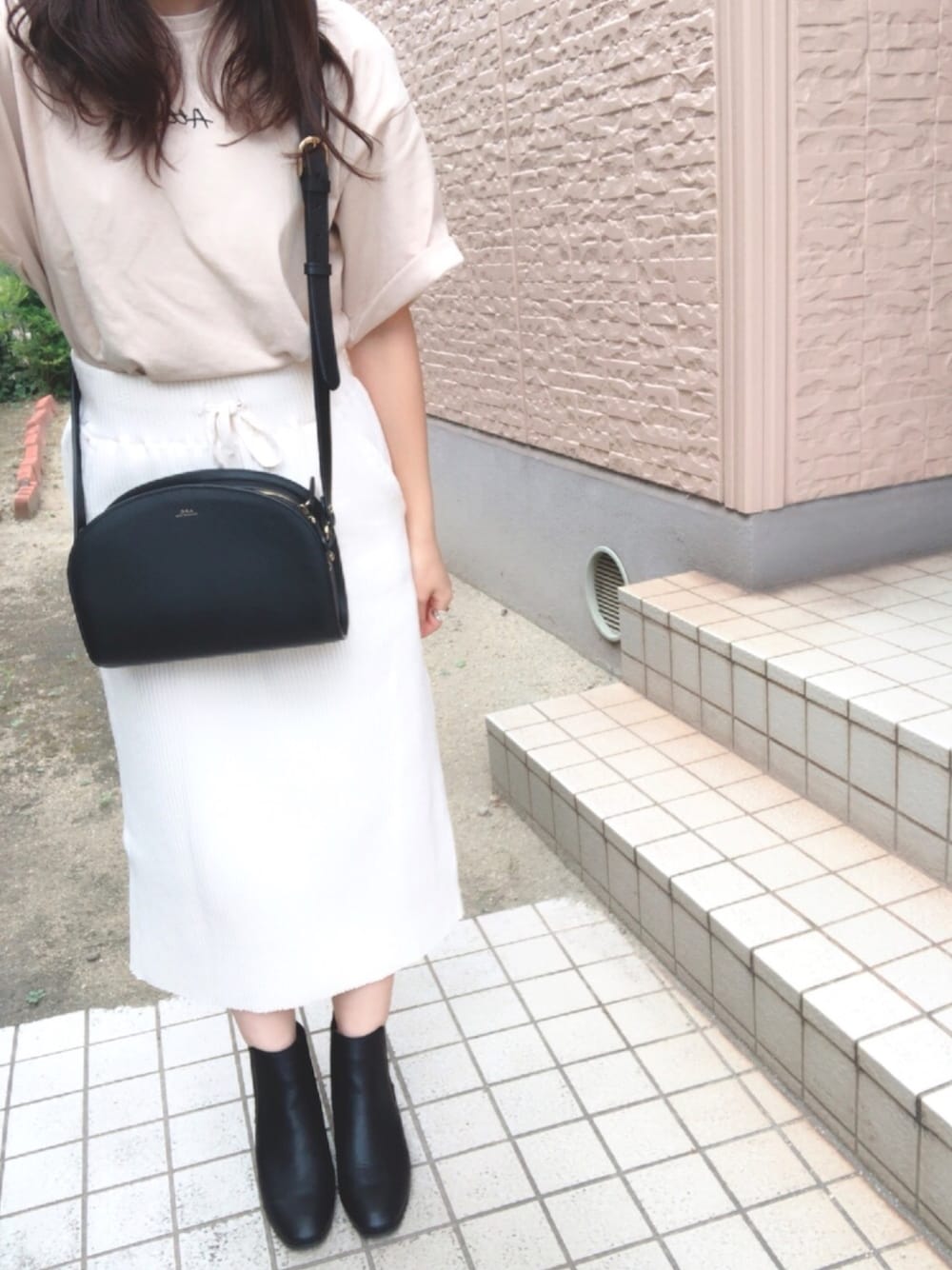 「ベージュTシャツ、ショルダーバッグ、白スカート、ワッフルスカート、ショートブーツ、148cm、低身長、ベージュコーデ、秋コーデ」｜「ORiental TRafficの秋冬新作★サイドゴアブーツ★9403（ブーツ、ブラック系）」を使った、saさん（レディース・148cm）の秋コーディネートの1枚目の写真
