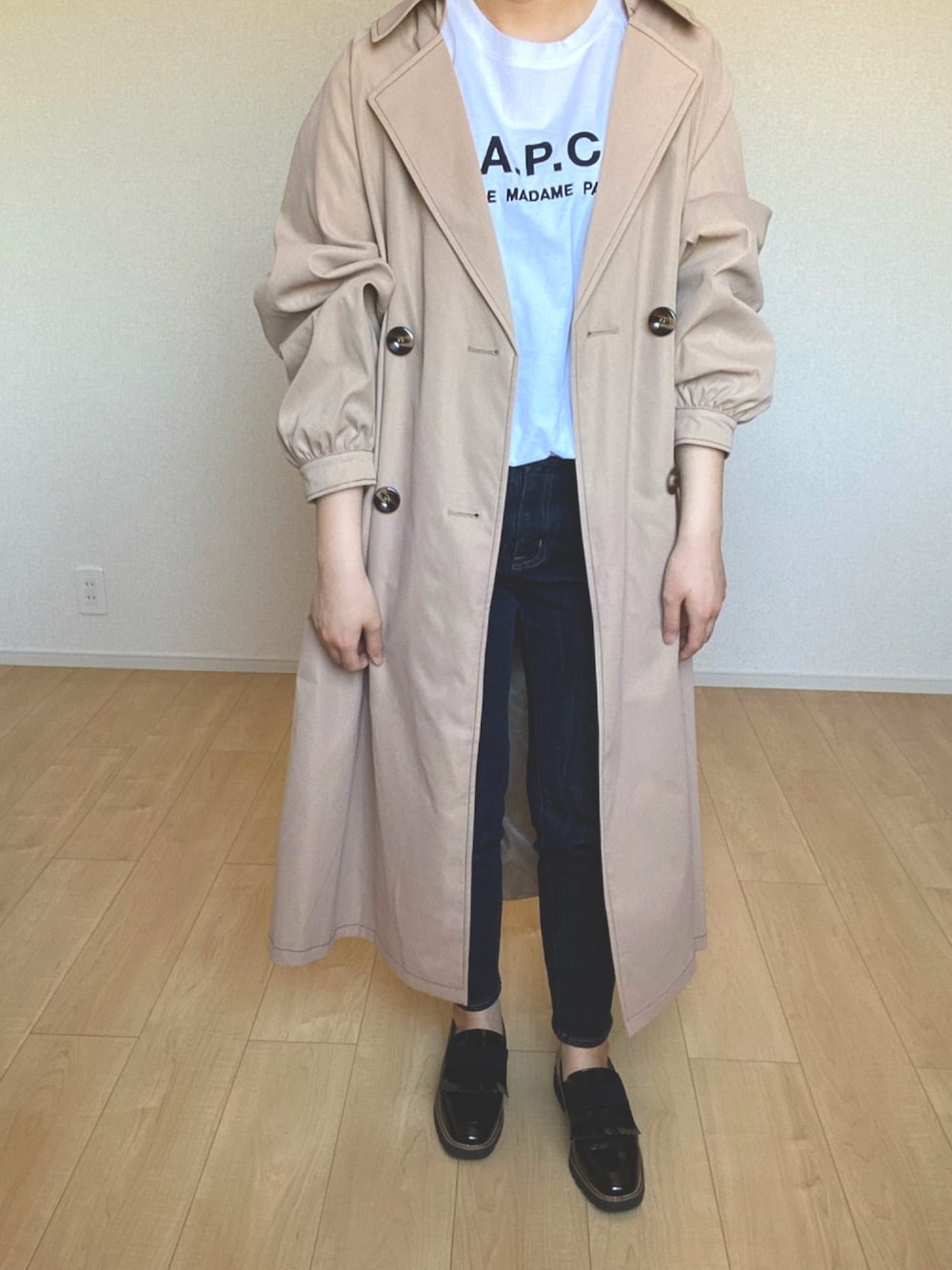 「トレンチコート、白Tシャツ、ロゴT、zozoデニム、スキニーデニム、キレイめ、ビッグシルエット、低身長、低身長コーデ、150cm未満コーデ」｜「A.P.C.のT-SHIRT RUE MADAME FEMME JPS（Tシャツ/カットソー、ホワイト系）」を使った、saさん（レディース・148cm）の春コーディネートの1枚目の写真