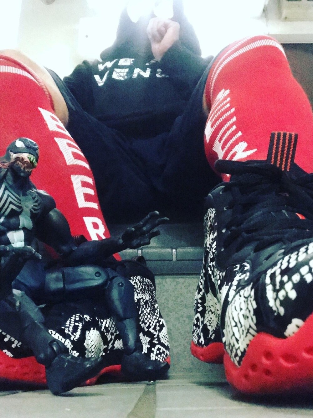 「MAVEL、ヴェノム」｜「NIKEのアイテム（スニーカー、ブラック系）」を使った、永田製麺さん（メンズ・168cm）の春コーディネートの1枚目の写真