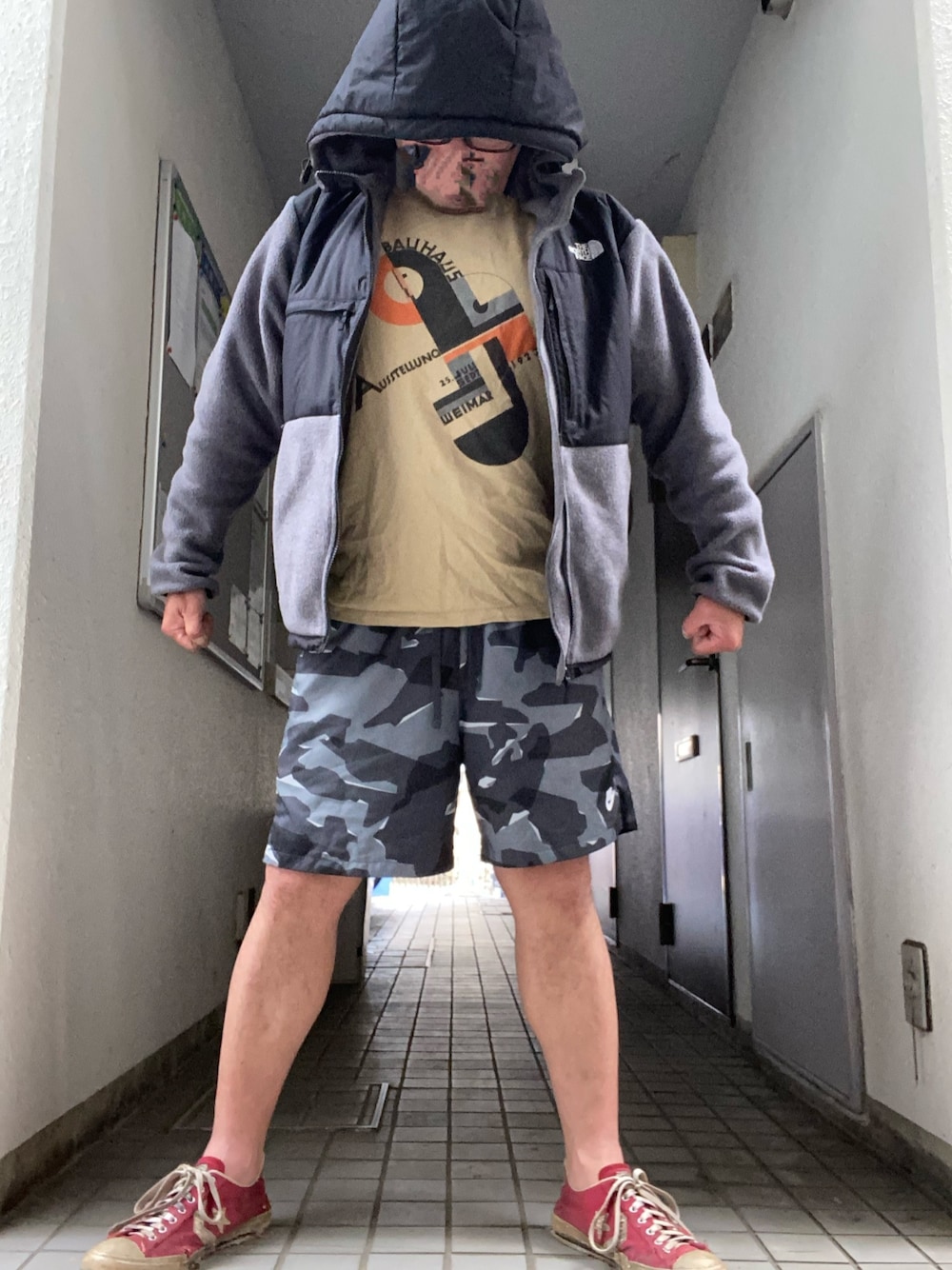 「コンバース、シェブロンスター、グラニフ、バウハウス、デナリ」｜「CONVERSEのアイテム（スニーカー、レッド系）」を使った、永田製麺さん（メンズ・168cm）の春コーディネートの1枚目の写真