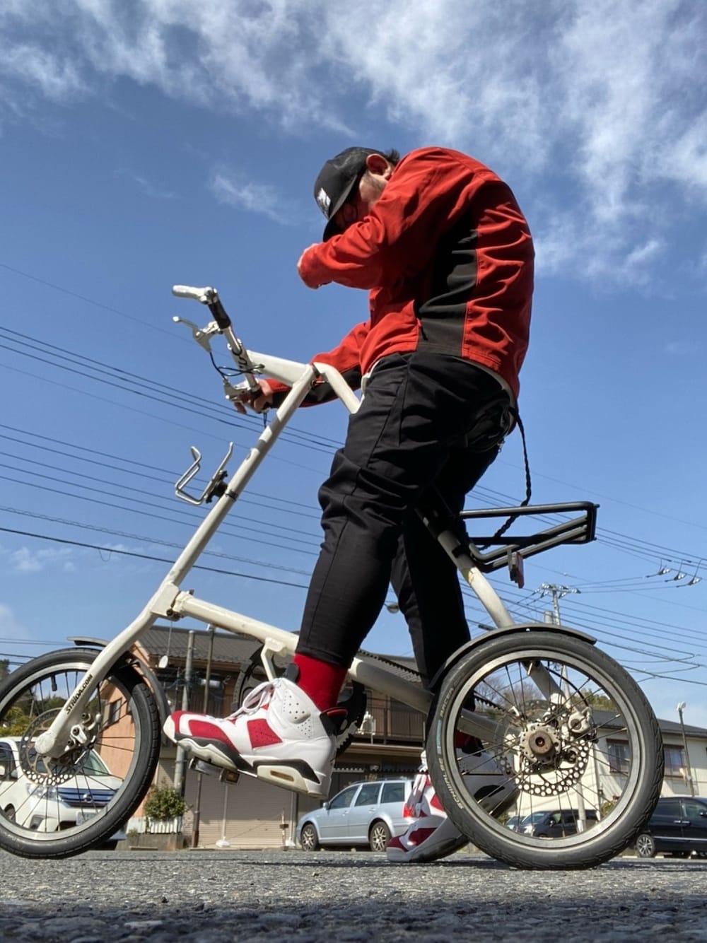 「ストライダ、AJ6、カーマイン」｜「ZARAのアイテム（その他パンツ、ブラック系）」を使った、永田製麺さん（メンズ・168cm）の春コーディネートの1枚目の写真