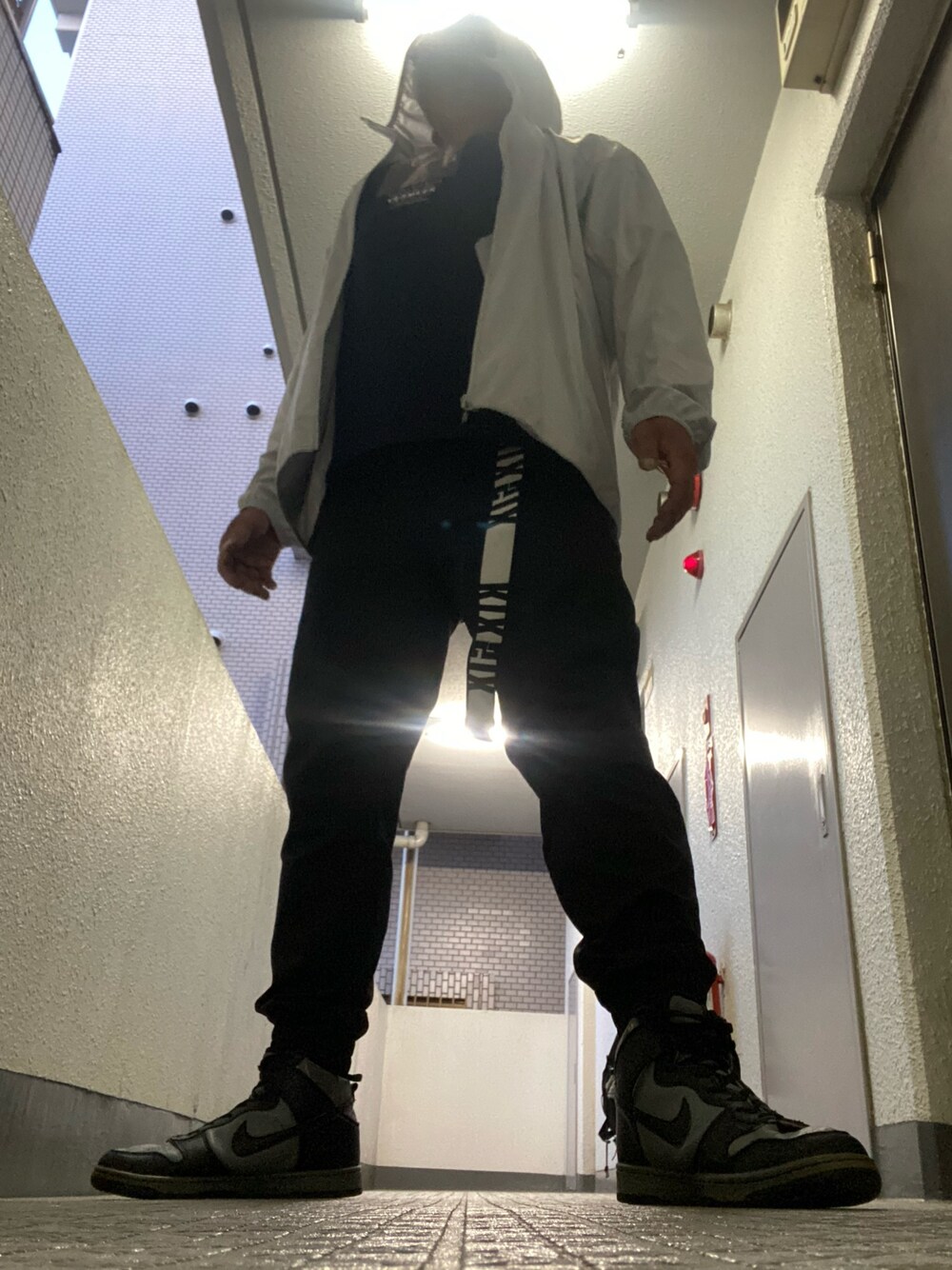 「名画Tシャツ、ダンク」｜「NIKEのアイテム（スニーカー、ブラック系）」を使った、永田製麺さん（メンズ・168cm）の夏コーディネートの1枚目の写真