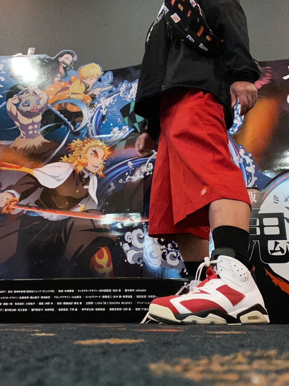 「カーマイン、映画館、赤パンツ」｜「NIKEのアイテム（スニーカー、レッド系）」を使った、永田製麺さん（メンズ・168cm）の秋コーディネートの1枚目の写真