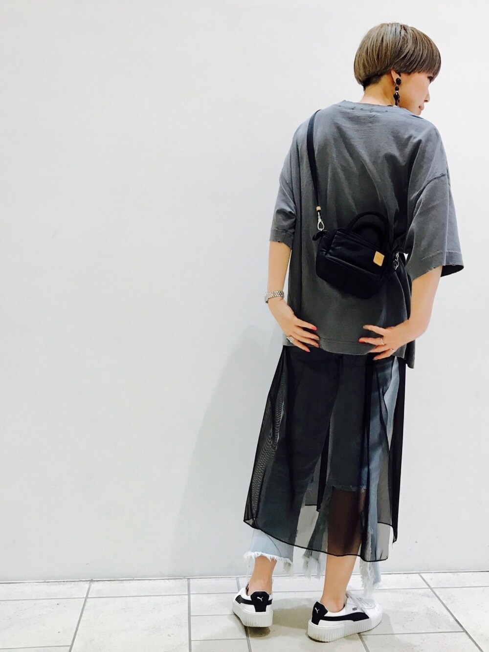 「カジュアル、デニムパンツ、ダメージデニムパンツ、レイヤードスタイル、グレー、スニーカー」｜「russetのMINI CUBE(THE CLOUDS)（ボストンバッグ、ブラック系）」を使った、Yukari.Mさん（レディース・166cm）の夏コーディネートの1枚目の写真