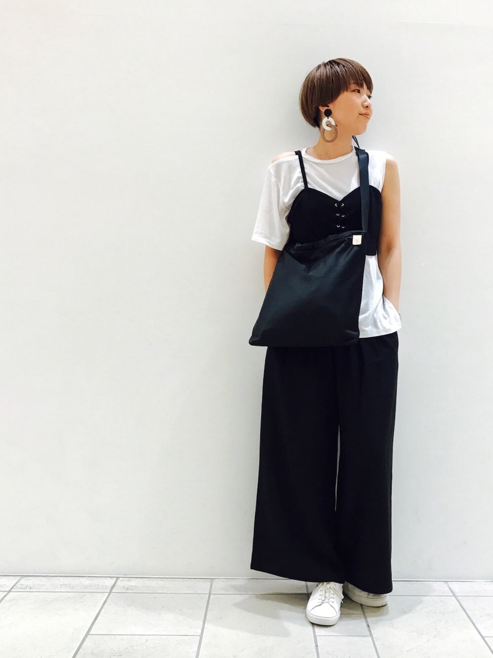 「モノトーン、モード、ビスチェ、Tシャツ、スニーカー、パンツスタイル、大人カジュアル、ワイドパンツ、ゆるコーデ」｜「russetのJoint Bag (THE CLOUDS)（ショルダーバッグ、ブラック系）」を使った、Yukari.Mさん（レディース・166cm）の夏コーディネートの1枚目の写真