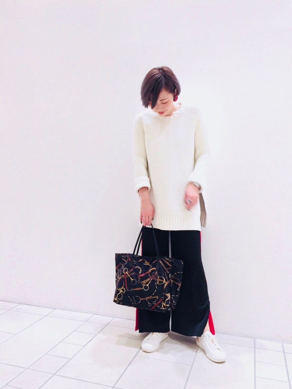 「秋のコーデ、大人カジュアル、カジュアル、ootd、シンプルコーデ、赤、黒、スポーツミックス、ニット、白」｜「russetのPALETTE 【PRINT SERIES】 （トートバッグ、その他）」を使った、Yukari.Mさん（レディース・166cm）の秋コーディネートの1枚目の写真