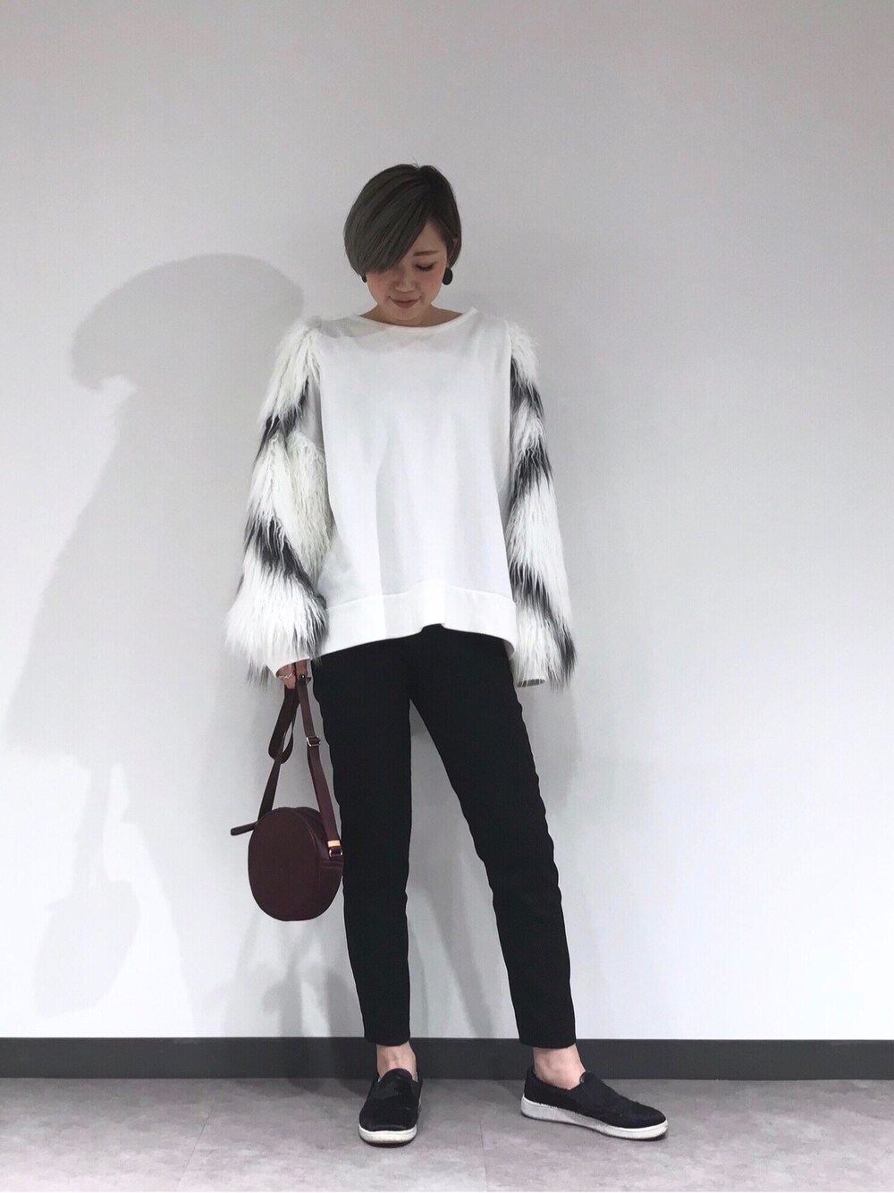 「オトナカジュアル、秋冬コーデ、モノトーン、大人コーデ、大人カジュアル、ファー、白、黒、ショルダーバッグ、ZARA」｜「ZARAのアイテム（スウェット、ホワイト系）」を使った、Yukari.Mさん（レディース・166cm）の秋コーディネートの1枚目の写真