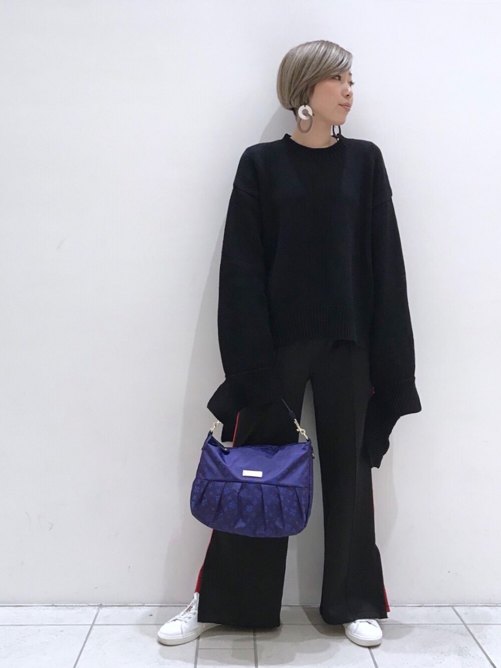 「カジュアルコーデ、オトナカジュアル、ootd、ブラック、スニーカーコーデ、モノトーン、ショルダーバッグ、ワントーンコーデ、ラインパンツ、ニット」｜「STYLENANDAのアイテム（ニット/セーター、ブラック系）」を使った、Yukari.Mさん（レディース・166cm）の冬コーディネートの1枚目の写真