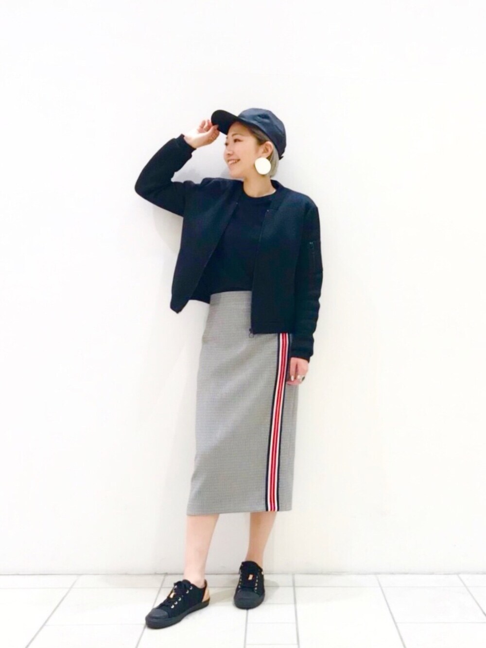 「カジュアルコーデ、大人カジュアル、プチプラ、ロングスカート、スカート、タイトスカート、スニーカー、キャップ、春コーデ、モノトーン」｜「russetのAllison（ベーシックスニーカー）（スニーカー、ブラック系）」を使った、Yukari.Mさん（レディース・166cm）の春コーディネートの1枚目の写真