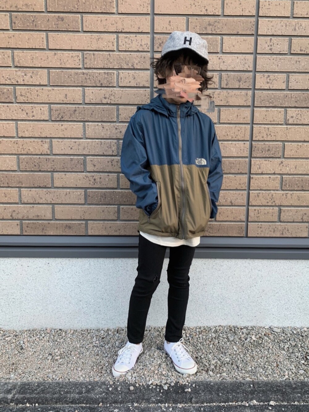 「THE NORTH FACE、ノースフェイス、マウンテンパーカー、スキニー、キャップ、コンバース、秋のコーデ、カジュアルコーデ、男の子コーデ、kids」｜「THE NORTH FACEのザ・ノース・フェイス　キッズライトマウンテンパーカー / コンパクトジャケット（マウンテンパーカー、グリーン系）」を使った、yuuuuuuminさん（キッズ・129cm）の秋コーディネートの1枚目の写真