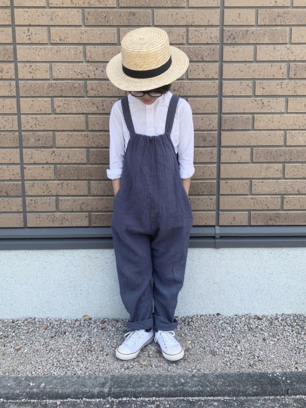 「カンカン帽、サロペット、めがね、コンバース、白シャツ、kids、男の子コーデ、スニーカー、シンプル、春夏コーデ」｜「SWAP MEET MARKETのダブルガーゼ 9ブタケサロペット（サロペット/オーバーオール、グレー系）」を使った、yuuuuuuminさん（キッズ・133cm）の夏コーディネートの1枚目の写真