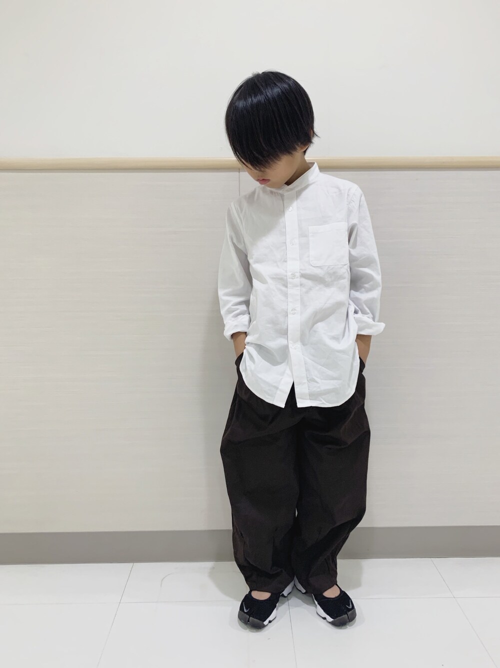 「バンドカラーシャツ、ヒザデルパンツ、エアリフト、ブラウンコーデ、シャツスタイル、シンプルコーデ、秋コーデ、男の子コーデ、キッズファッション、男の子」｜「devirockのスタンドカラーロング丈シャツ（シャツ/ブラウス、ホワイト系）」を使った、yuuuuuuminさん（キッズ・135cm）の秋コーディネートの1枚目の写真