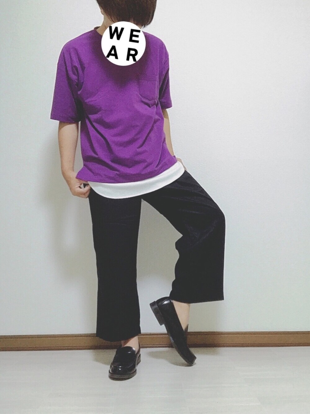 パープル系のTシャツ/カットソー、ホワイト系のタンクトップ、ブラック系のその他パンツを着用したメンズの夏コーディネートの1枚目の写真