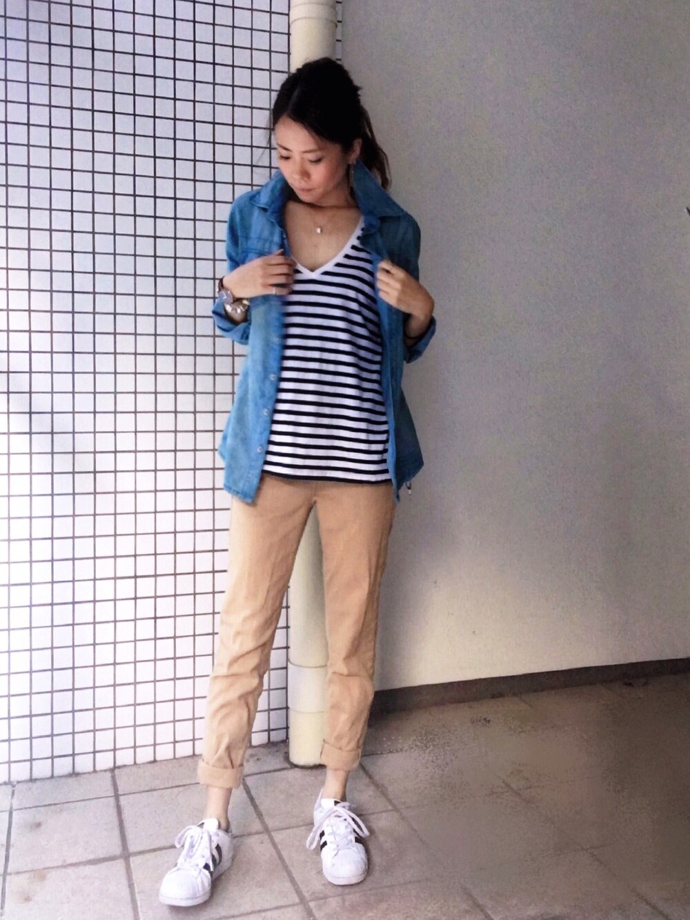 その他のTシャツ/カットソー、ベージュ系のチノパンツ、ブルー系のシャツ/ブラウスを着用したレディースの春コーディネートの1枚目の写真