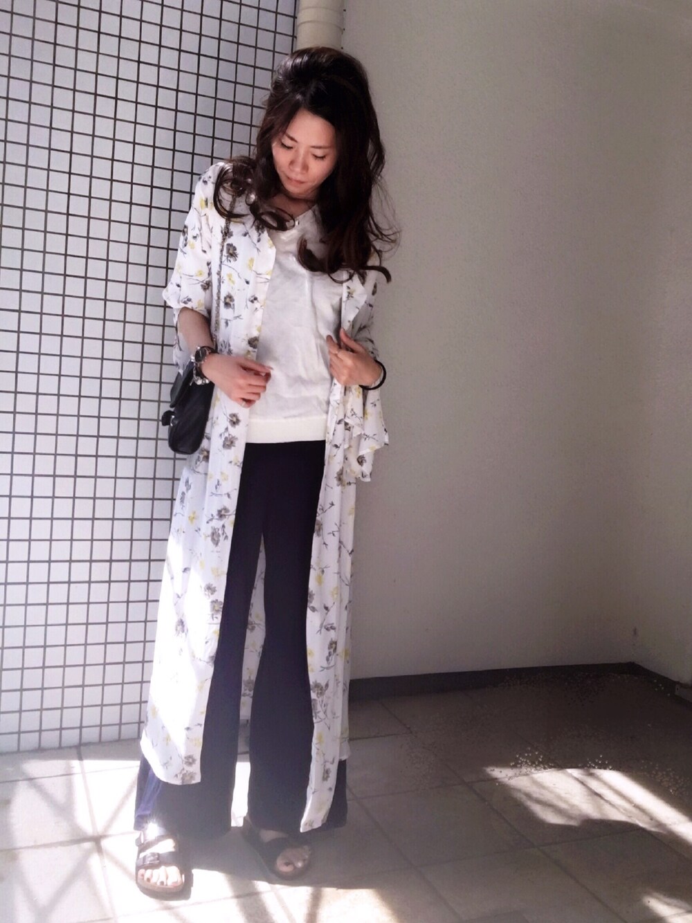 「シンプルコーデ、大人カジュアル、オトナ女子、シンプル、プチプチ、花柄、AZUL by moussy、Daniel Wellington、DW」｜「AZUL by moussyの5分袖V/NニットPO（ニット/セーター、ホワイト系）」を使った、itsuka*✧さん（レディース・155cm）の春コーディネートの1枚目の写真