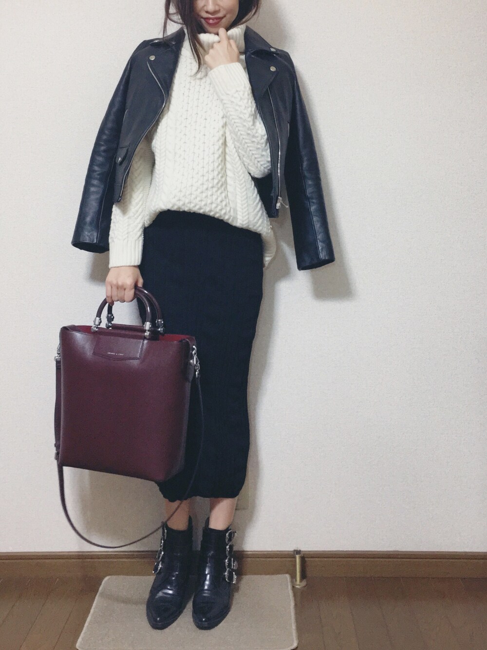 「12月WEAR月間タグファン感謝祭、大人カジュアル、休日スタイル、ママコーデ、ざっくりニット、タートルネック、タイトスカート、ショートブーツ、ライダースジャケット」｜「UNITED TOKYOのカウレザーダブルライダース（ライダースジャケット、ブラック系）」を使った、さくらさん（レディース・160cm）の冬コーディネートの1枚目の写真