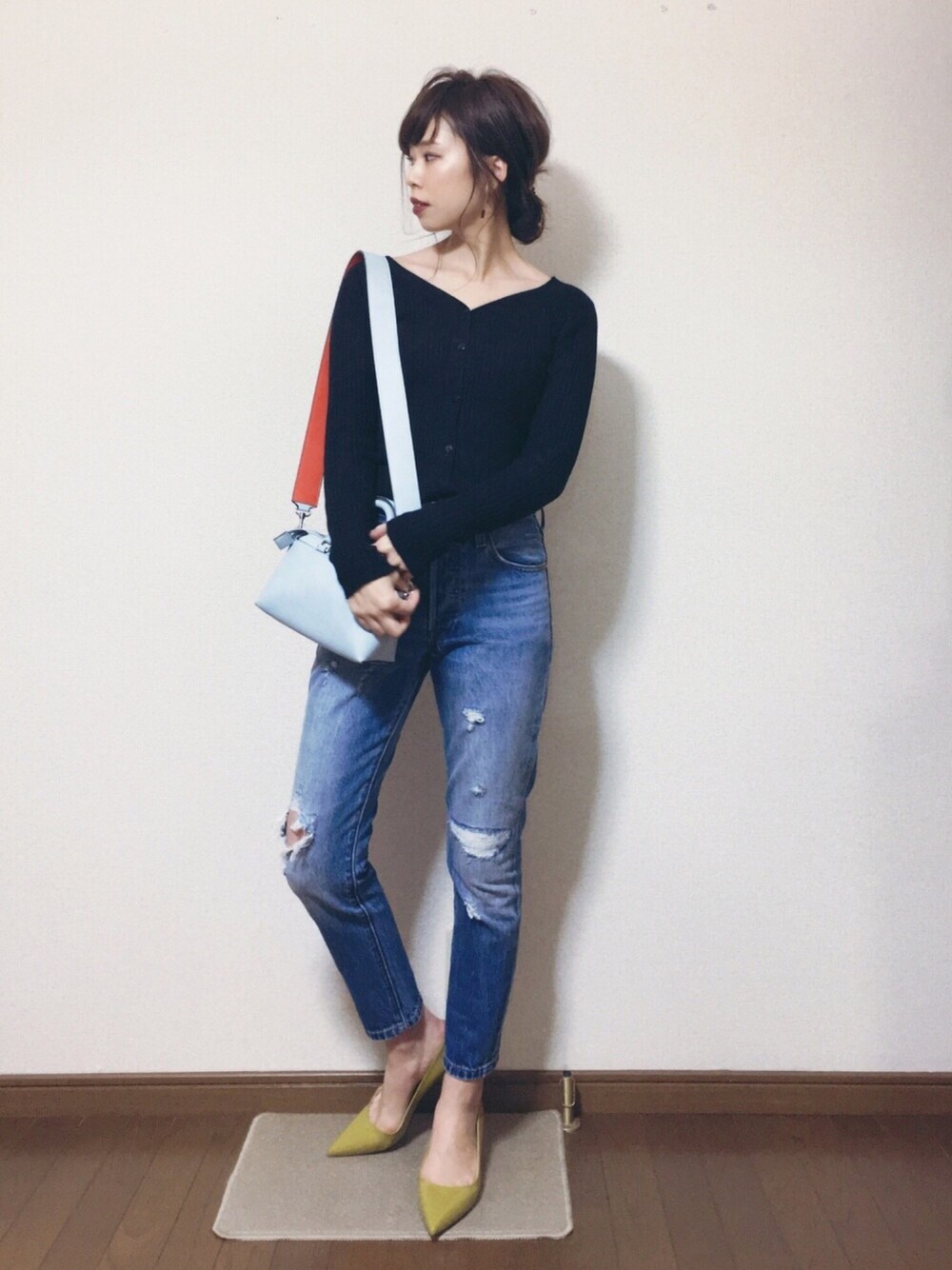 「501skinny、オトナカジュアル、シンプルコーデ、カジュアルコーデ、デニムパンツ、パンツスタイル、きれいめカジュアル、Vネック、キレイめ、オトナ女子」｜「Demi-Luxe BEAMSのDemi-Luxe BEAMS / チューブストーンピアス（ピアス（両耳用）、レッド系）」を使った、さくらさん（レディース・160cm）の冬コーディネートの1枚目の写真