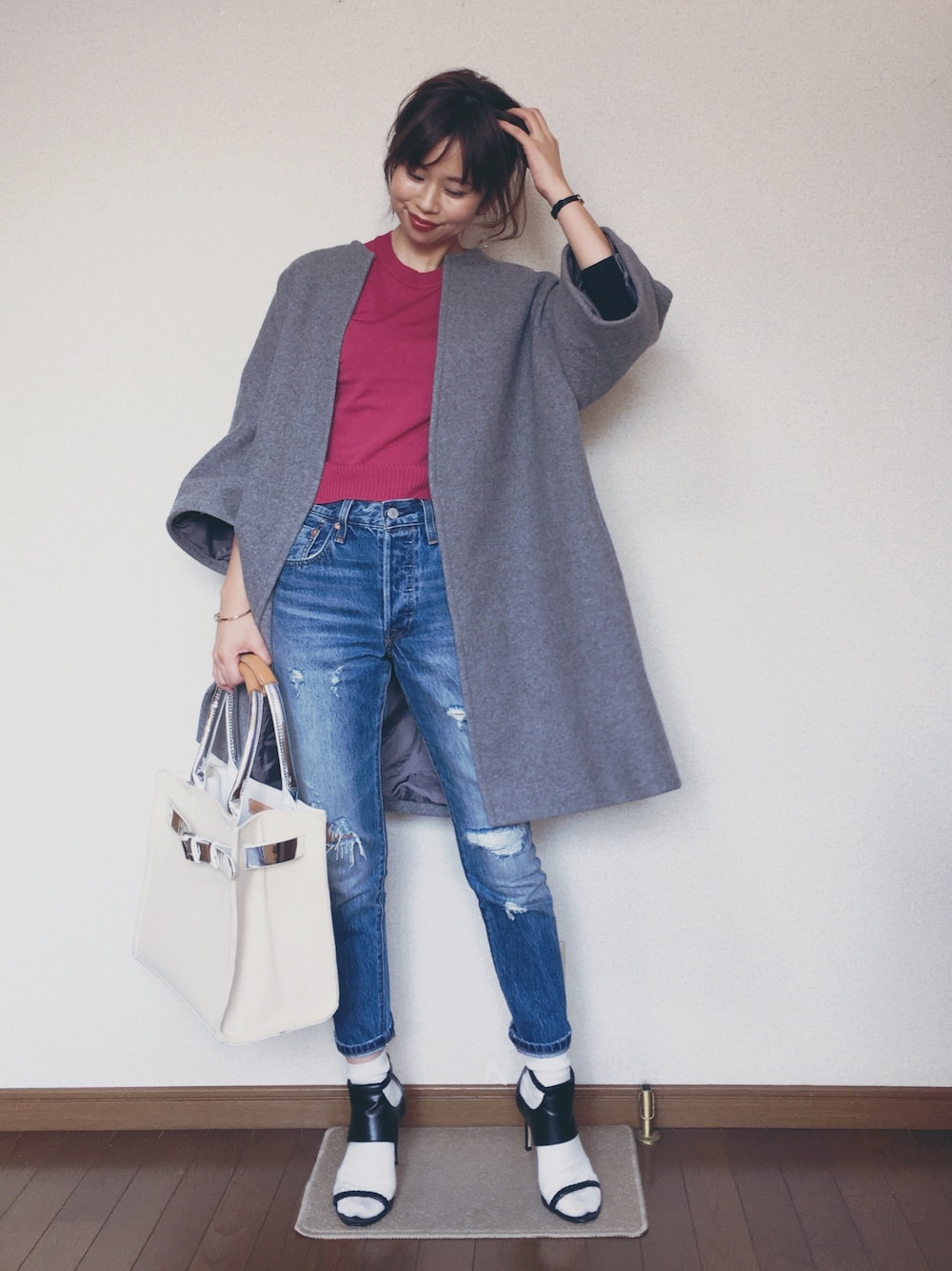「大人カジュアル、休日スタイル、デニム、ピンク、サンダル×靴下、きれいめカジュアル」｜「Spick & Spanの【JUSTINE CLENQUET】 ピアス◆（ピアス（両耳用）、ゴールド系）」を使った、さくらさん（レディース・160cm）の春コーディネートの1枚目の写真