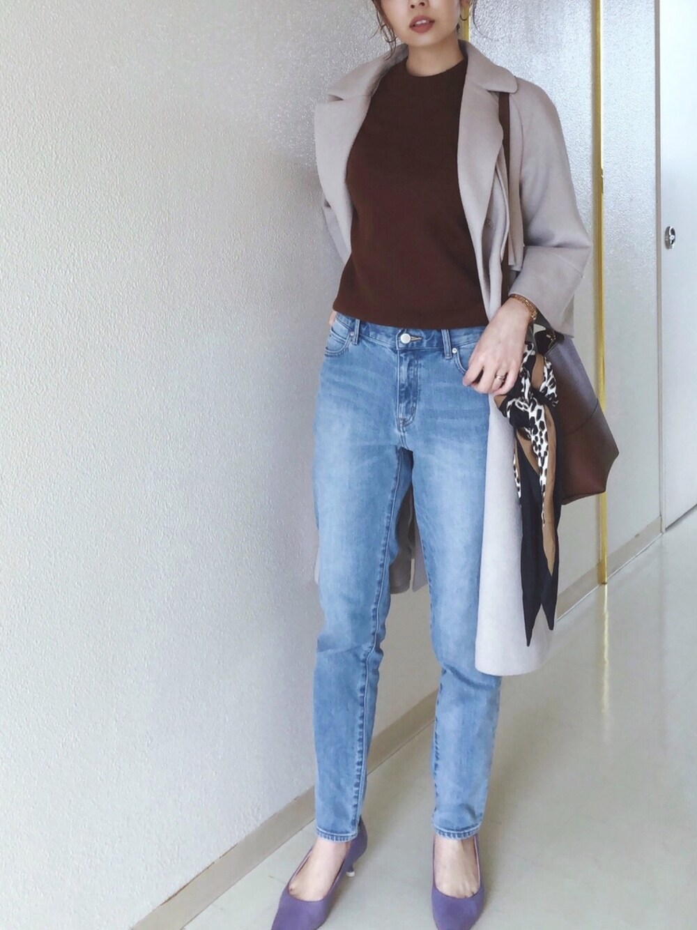「春コーデ、オトナカジュアル、デニムパンツ、zozoデニム、きれいめカジュアル、スカーフ、レオパード、ラベンダー」｜「ZOZOのスリムテーパードデニム／ライトインディゴブルー［WOMEN］（デニムパンツ、ブルー系）」を使った、さくらさん（レディース・163cm）の春コーディネートの1枚目の写真