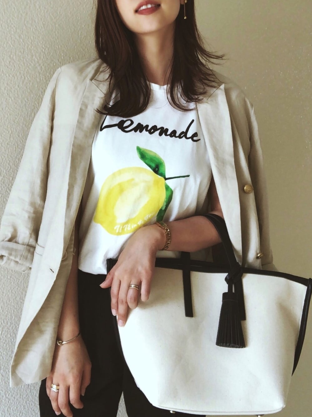 ホワイト系のTシャツ/カットソー、ベージュ系のテーラードジャケット、ブラック系のその他パンツを着用したレディースの春コーディネートの1枚目の写真