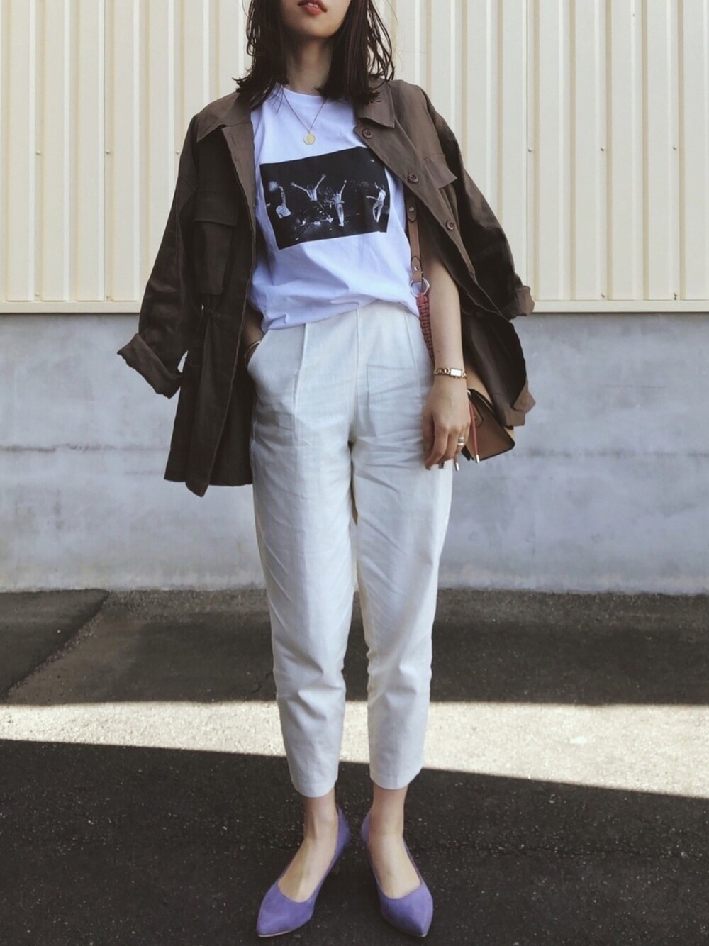 「休日スタイル、パンツスタイル、プチプラ、大人カジュアル、GU、ZARA、サファリジャケット、フォトT、着回しコーデ、Tシャツ」｜「ANTのWAIST GATHERED SAFARI JACKET / ウエストギャザー サファリジャケット（ミリタリージャケット、ブラウン系）」を使った、さくらさん（レディース・163cm）の春コーディネートの1枚目の写真